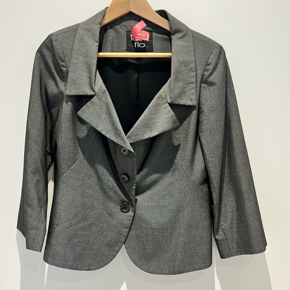❤️ Great spring blazer in classic grey with 3/4 length sleeve.